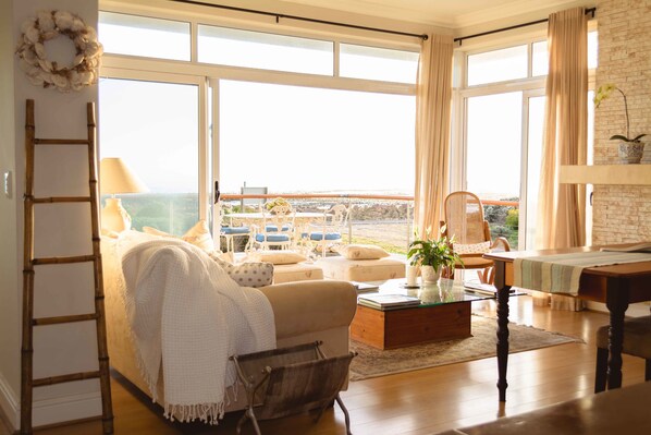 Lobby sitting area - 138 Marine Beachfront Guesthouse (Hermanus)