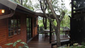 Kabin Keluarga, 1 kamar tidur, akses ke kolam renang, area taman | Teras/patio