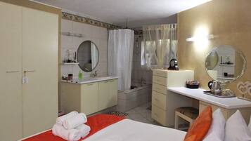 Comfort Double Room, Ensuite | Soundproofing, free WiFi, bed sheets