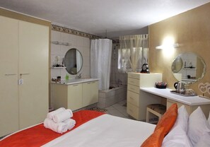 Comfort Double Room, Ensuite | Soundproofing, free WiFi, bed sheets