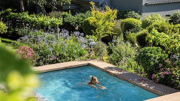 2 piscinas al aire libre, sombrillas, sillones reclinables de piscina