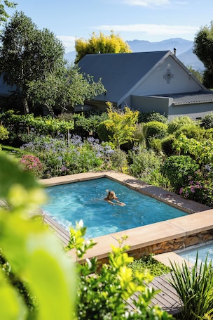 2 piscinas al aire libre, sombrillas, sillones reclinables de piscina