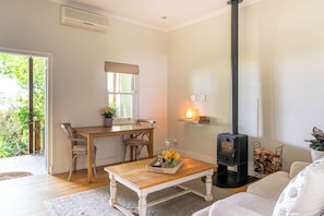Deluxe Room | Living area | 32-inch TV with satellite channels, MP3 dock