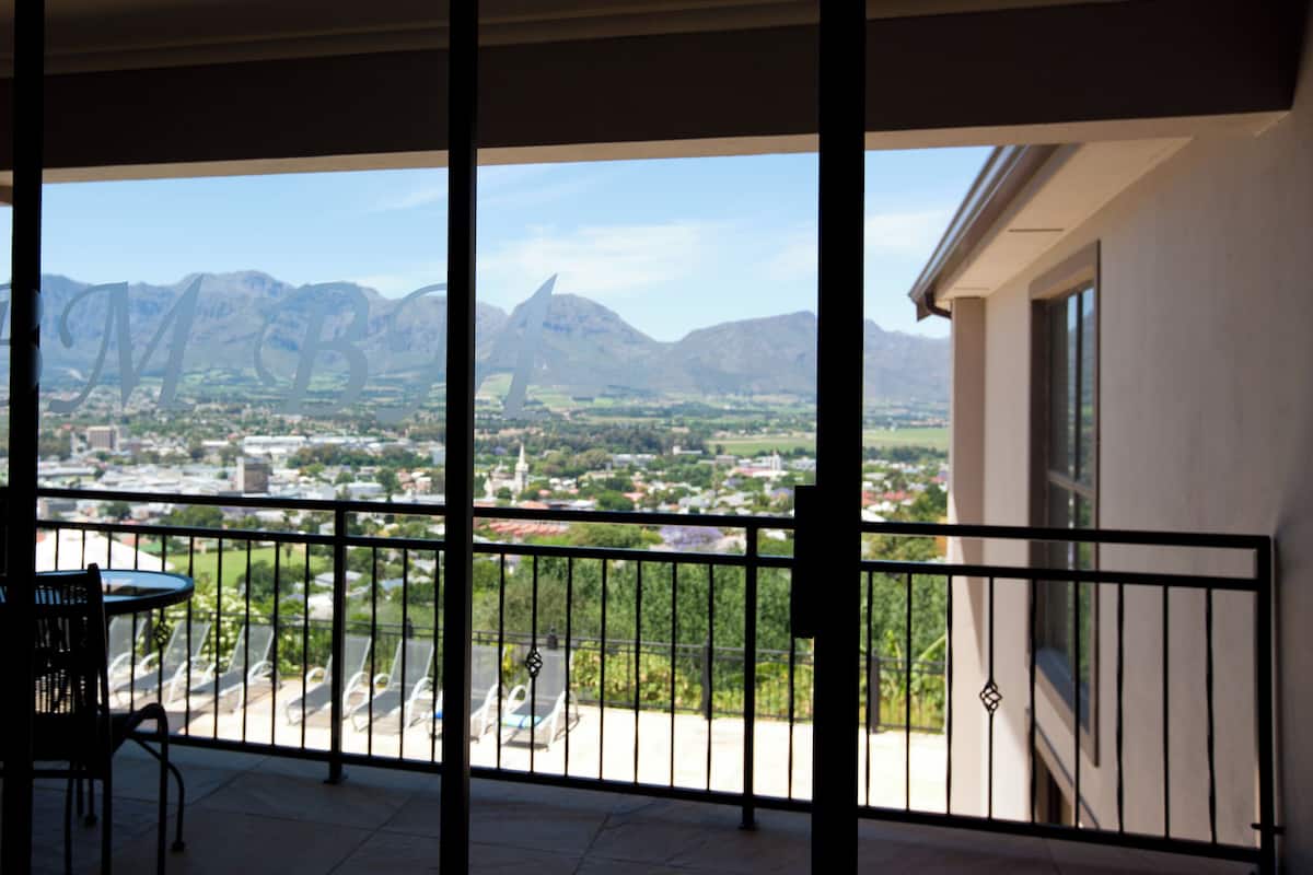 Standard Single Room | Hypo-allergenic bedding, in-room safe, desk, iron/ironing board