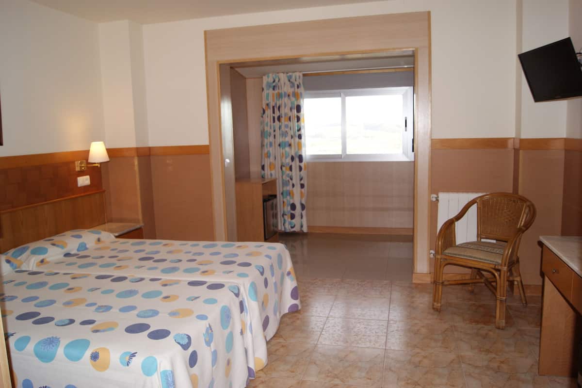 Minibar, caja de seguridad en la habitación, escritorio y cunas