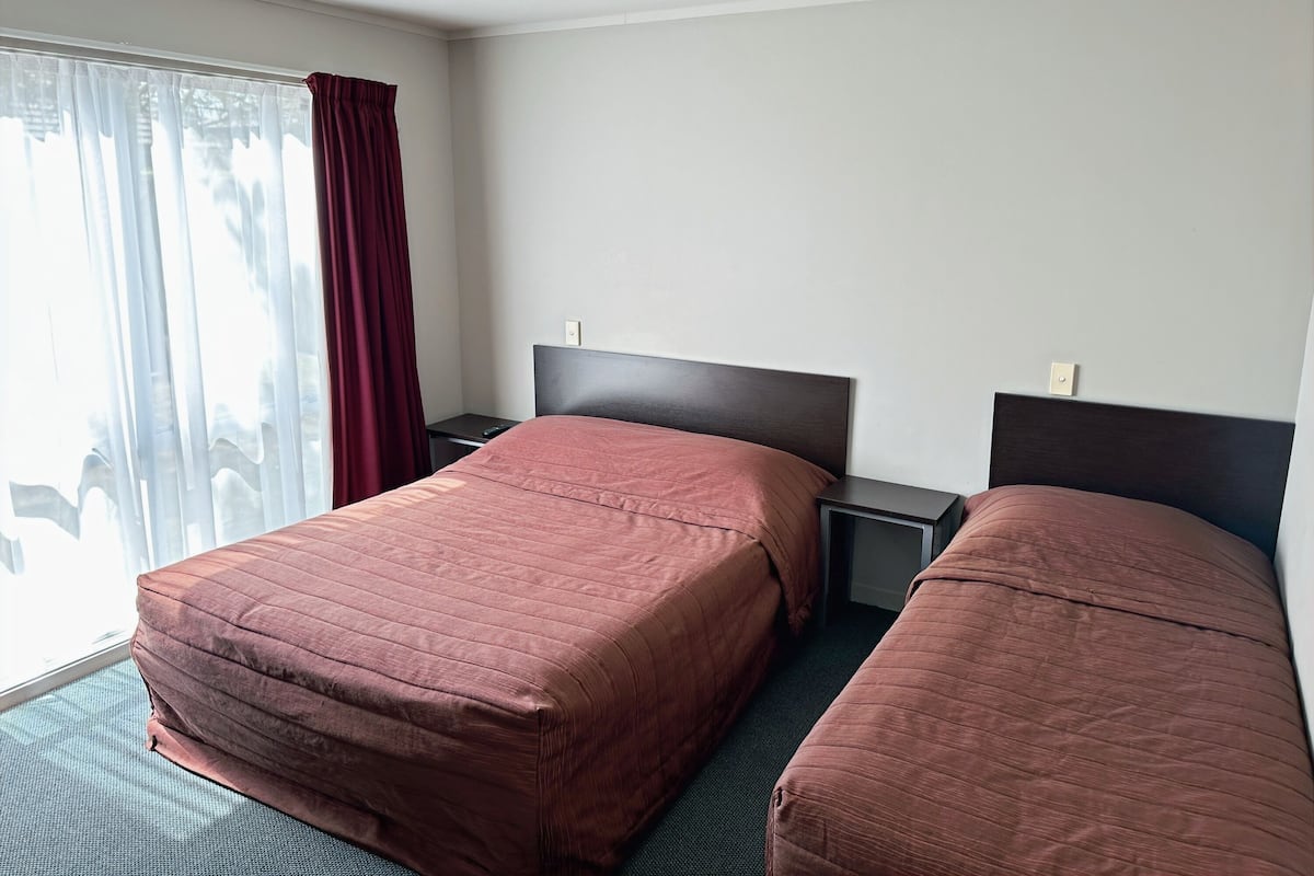 2 Bedroom Apartment with Spa Bath and Kitchenette (Opt 1) | 2 bedrooms, pillowtop beds, desk, soundproofing