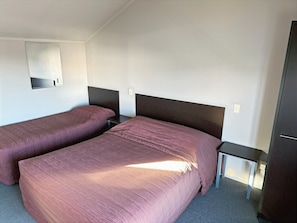 Apartamento família, 3 quartos, cozinha (With spa bath) | 2 quartos, camas com colchões pillow-top, escrivaninha