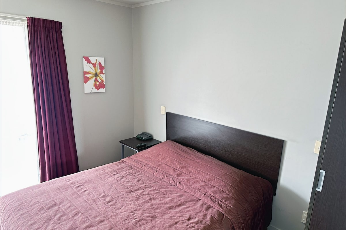 3 Bedroom Apartment with 2 Showers and Full Kitchen | 2 bedrooms, pillowtop beds, desk, soundproofing