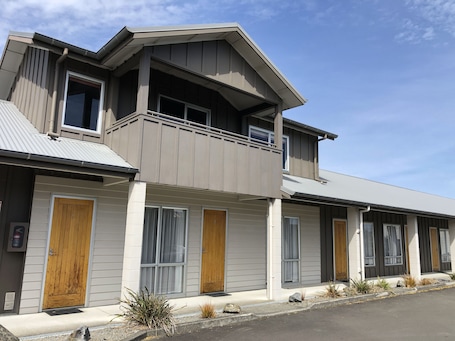 1 Bedroom Luxury Apartment with Spa Bath and Kitchenette | Terrace/patio. Arena Lodge