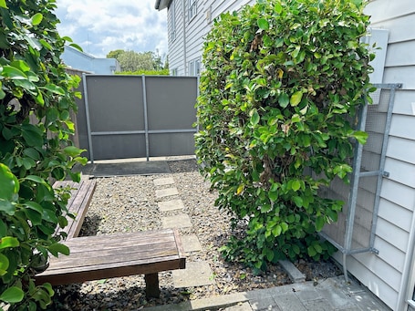 3 Bedroom Apartment with 2 Showers and Full Kitchen | Terrace/patio
