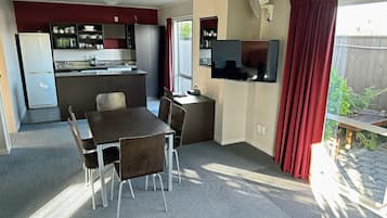 3 Bedroom Apartment with 2 Bathroom, Spa Bath and Full Kitchen | Living area | 32-inch flat-screen TV with digital channels, TV