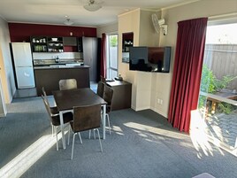 3 Bedroom Apartment with 2 Bathroom, Spa Bath and Full Kitchen | Living area | 32-inch flat-screen TV with digital channels, TV