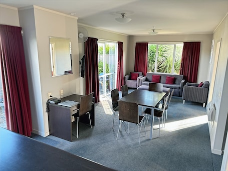 Apartamento familiar, 3 habitaciones, cocina (With spa bath) | Zona de estar | Televisión de pantalla plana de 32 pulgadas con canales digitales. Arena Lodge