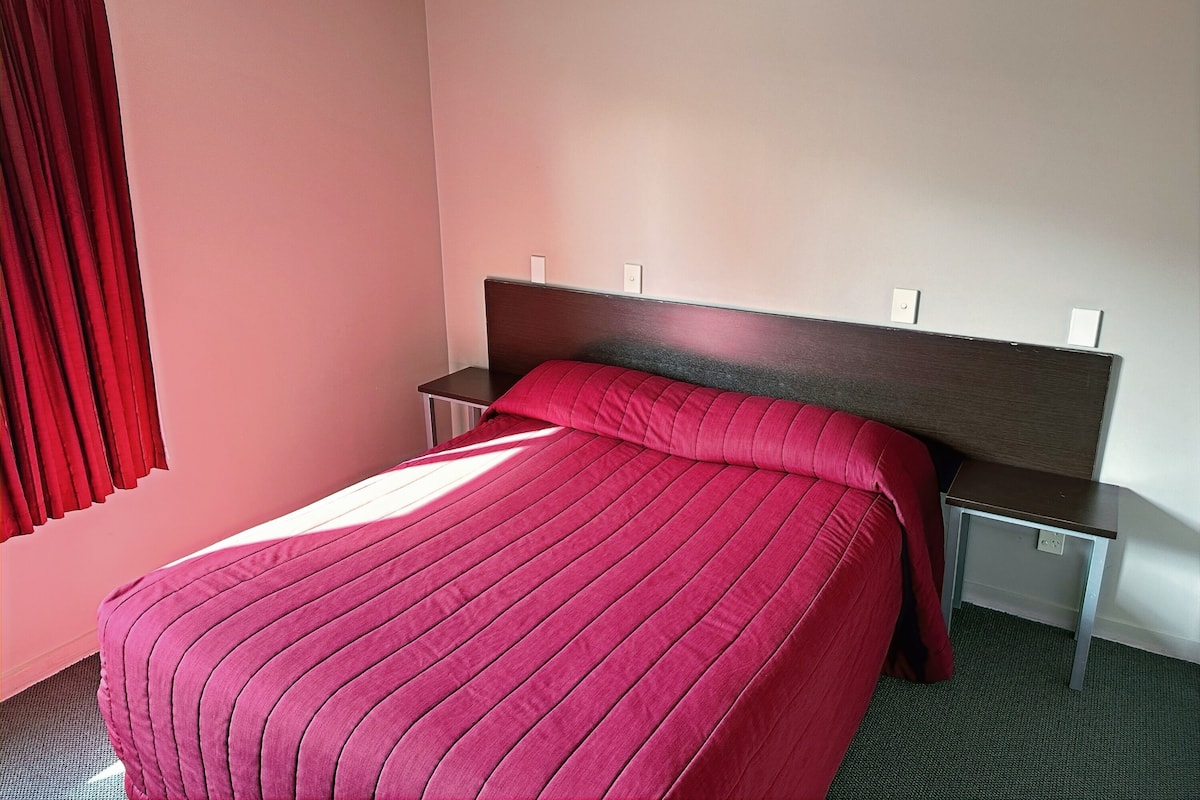 2 Bedroom Apartment with Spa Bath and Kitchenette (Opt 2) | 2 bedrooms, pillowtop beds, desk, soundproofing