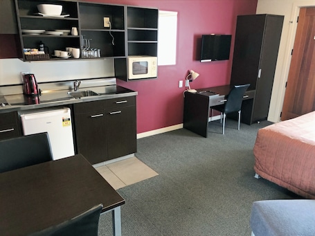 Standard Studio with Kitchenette (Accessible Facility) | Private kitchen | Microwave, stovetop, electric kettle, cookware/dishes/utensils. Arena Lodge