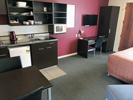 Microondas, placa de cocina, tetera/pava eléctrica, utensilios de cocina