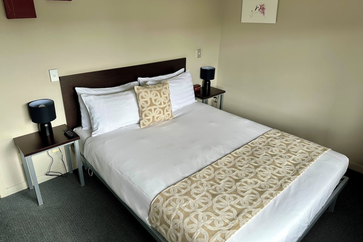 1 Bedroom Luxury Apartment with Spa Bath and Kitchenette | 2 bedrooms, pillowtop beds, desk, soundproofing