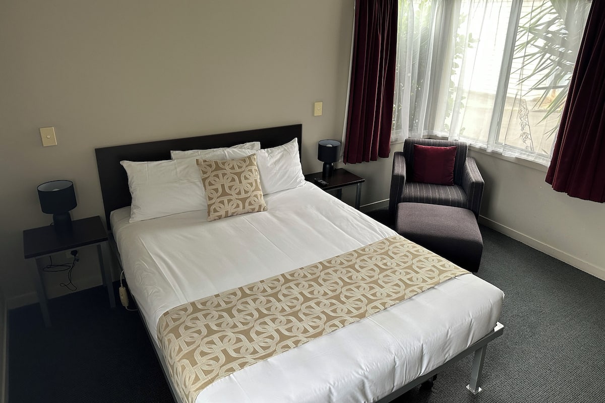 1 Bedroom Apartment with Kitchenette (Accessible Facility) | 2 bedrooms, pillowtop beds, desk, soundproofing