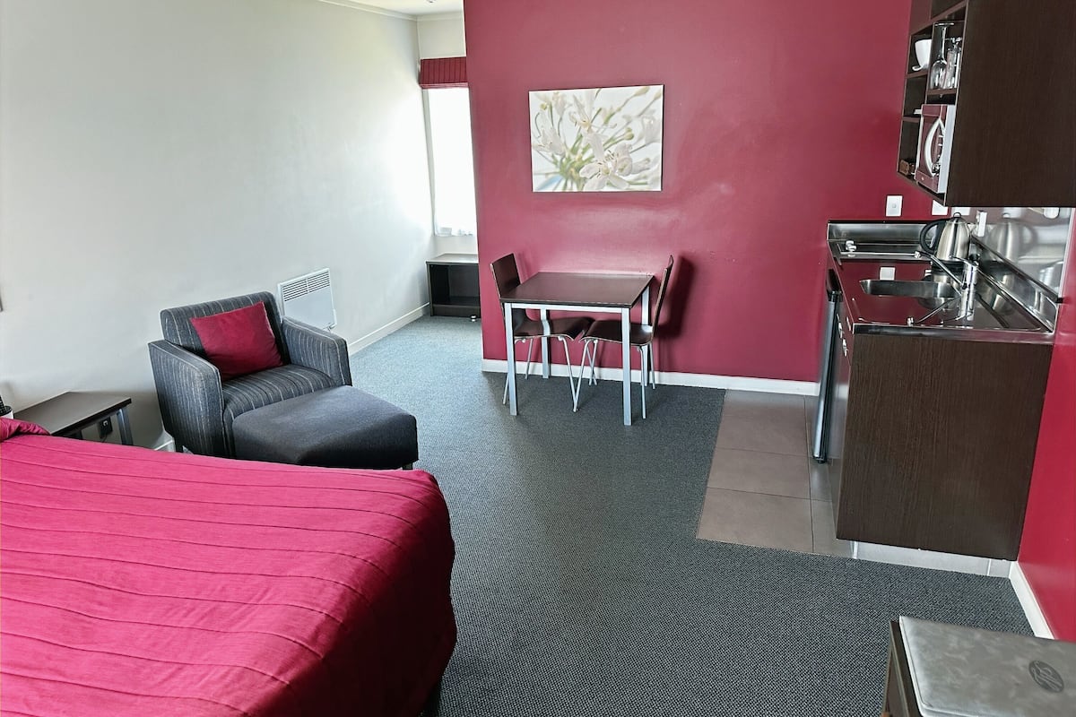 Executive Studio with Shower and Kitchenette | 2 bedrooms, pillowtop beds, desk, soundproofing