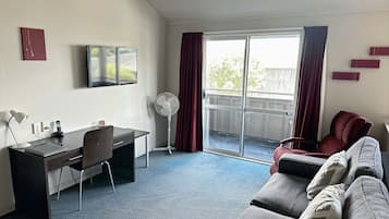 奢華套房, 1 間臥室, 簡易廚房 (with spa bath) | 起居區 | 32-吋平面電視、數位頻道、電視