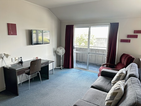 1 Bedroom Luxury Apartment with Spa Bath and Kitchenette | Living area | 32-inch flat-screen TV with digital channels, TV. Arena Lodge