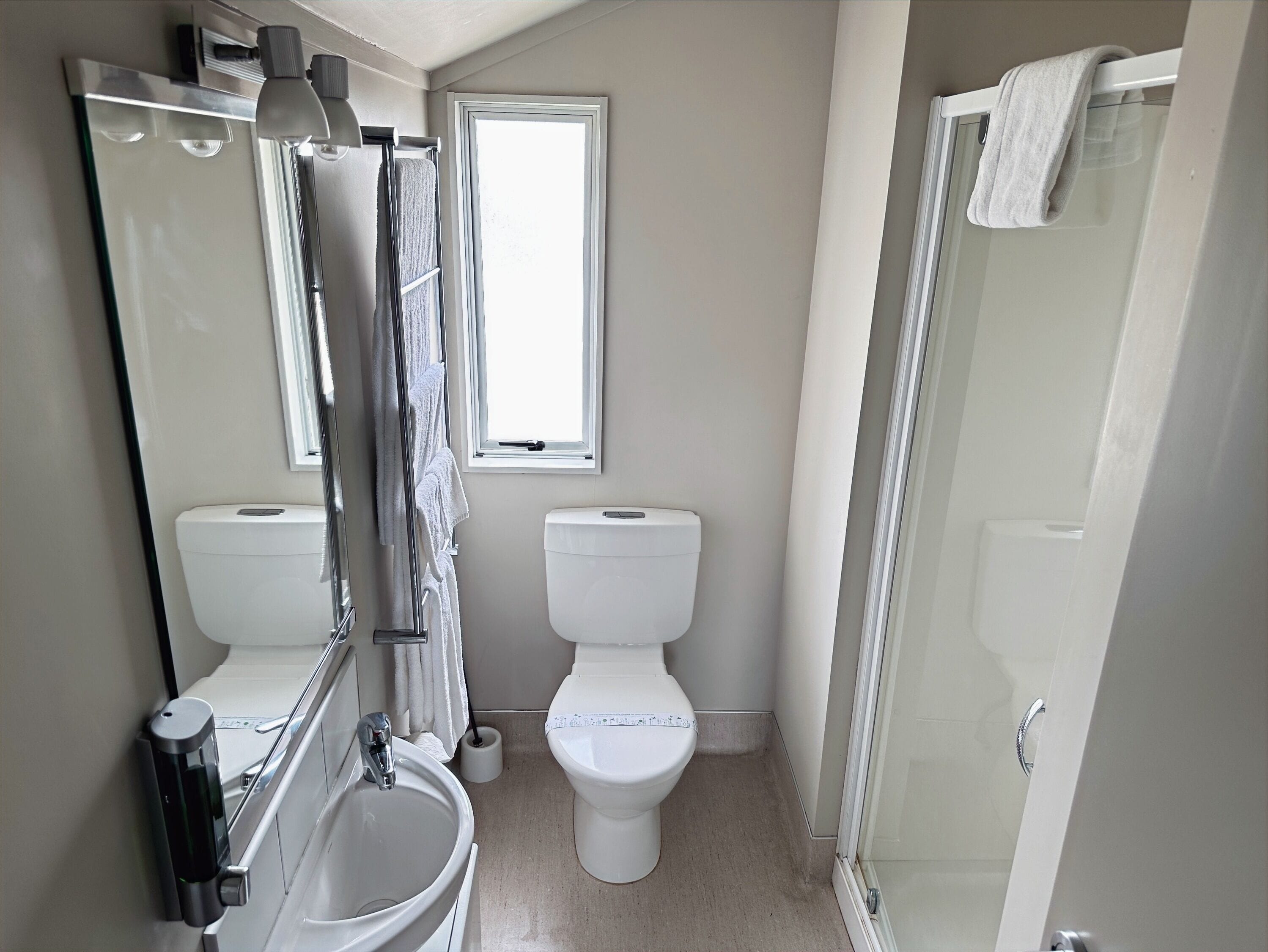 3 Bedroom Apartment with 2 Showers and Full Kitchen | Bathroom