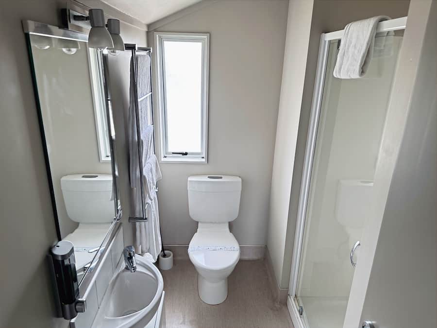 3 Bedroom Apartment with 2 Showers and Full Kitchen | Bathroom | Shower, hair dryer, towels