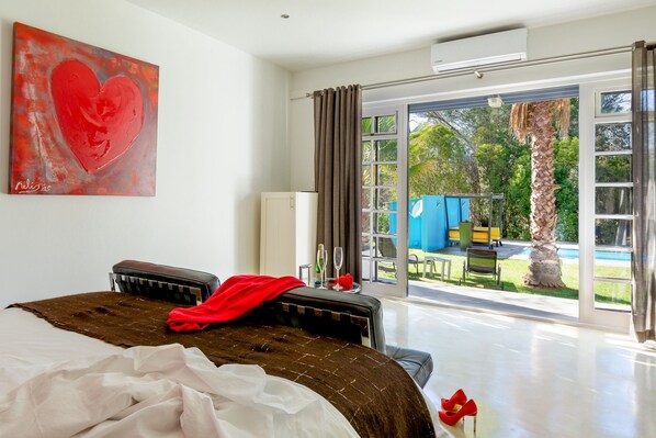 奢华双人房, 1 张特大床 | 1 多间卧室、高档床上用品、加厚床垫、迷你吧