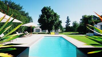 Piscina externa, guarda-sóis, espreguiçadeiras