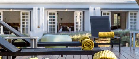 Außenpool, Sonnenschirme, Liegestühle