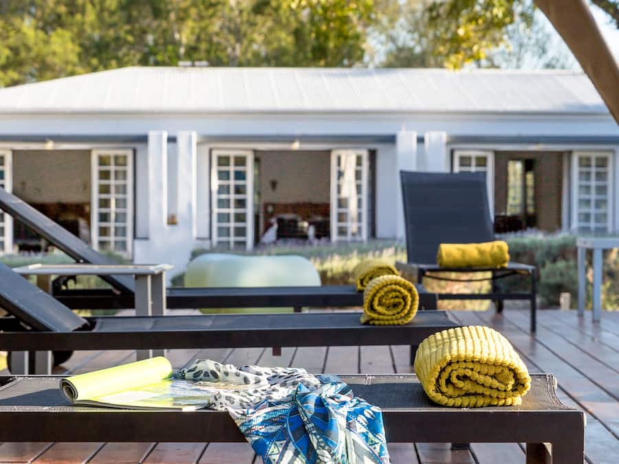 Außenpool, Sonnenschirme, Liegestühle