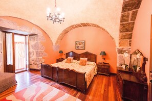 Kahden hengen huone | Memory foam -patjalliset sängyt, yksilöllisesti sisustettu, työpöytä