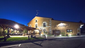 Un grand bâtiment sur lequel on peut lire, la nuit, une enseigne indiquant : « Larranaga hospedencia-jatelesea ».
