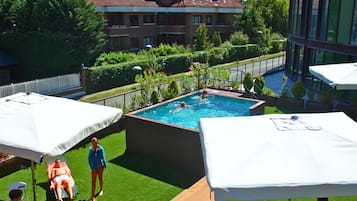 Piscina all'aperto, ombrelloni da piscina, lettini