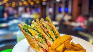 Un plato con un sándwich y patatas fritas.