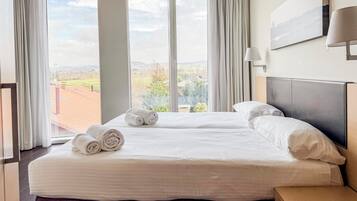 Apartamento, 2 quartos | 1 quarto, roupas de cama premium, edredons de pluma, cofres nos quartos