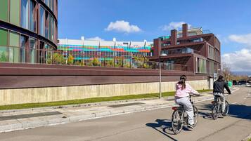 Un bâtiment moderne doté de grandes fenêtres et d’une façade aux couleurs vives.