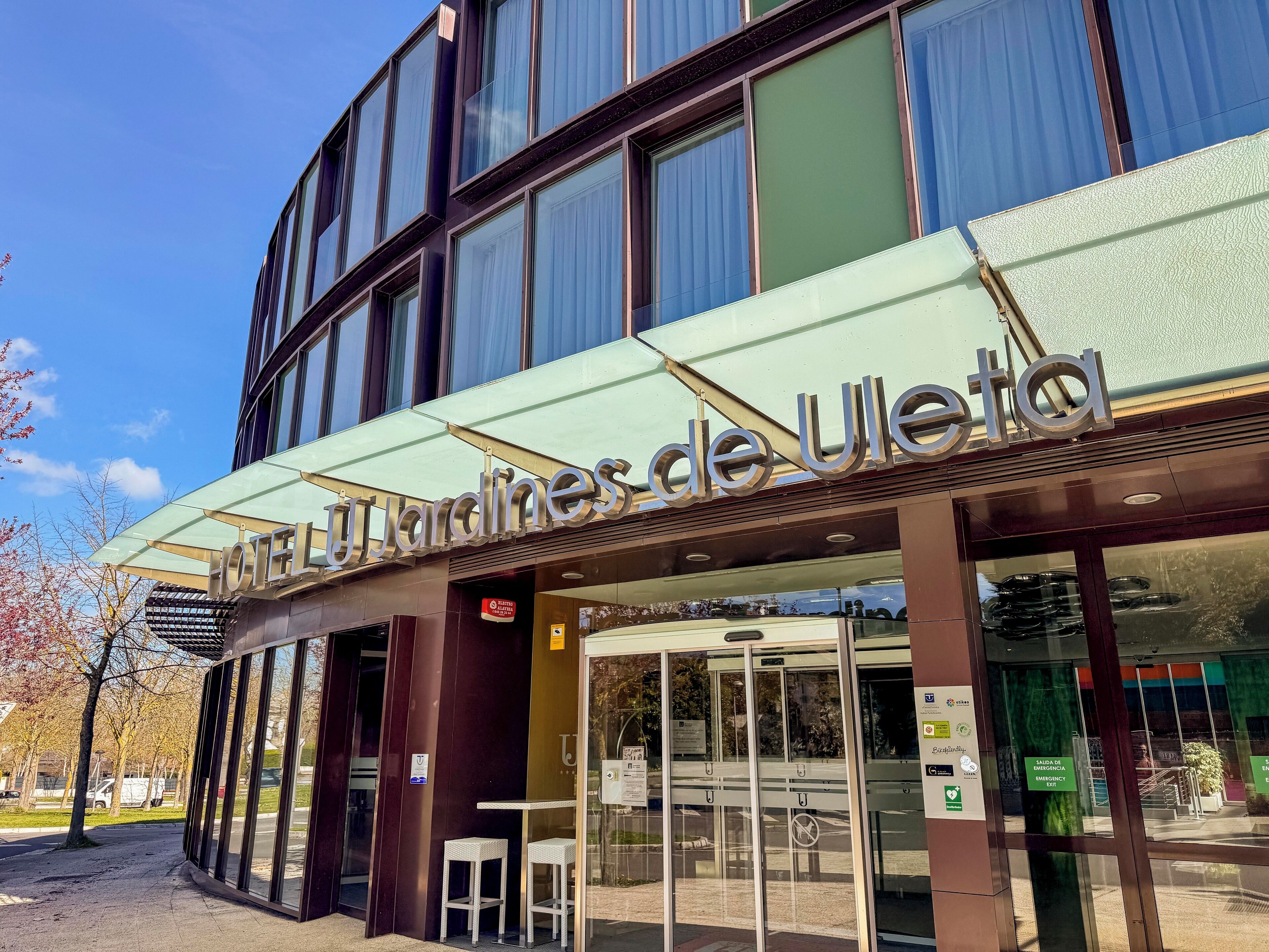 Entrada de un hotel con puerta de vidrio y un cartel que dice 'Hotel de Uleta'.
