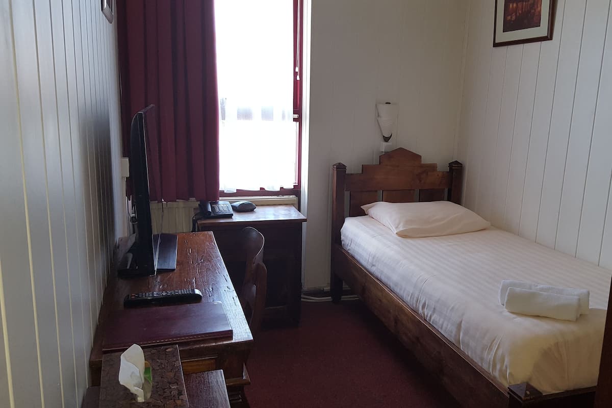 Comfort Single Room | In-room safe, desk, cribs/infant beds