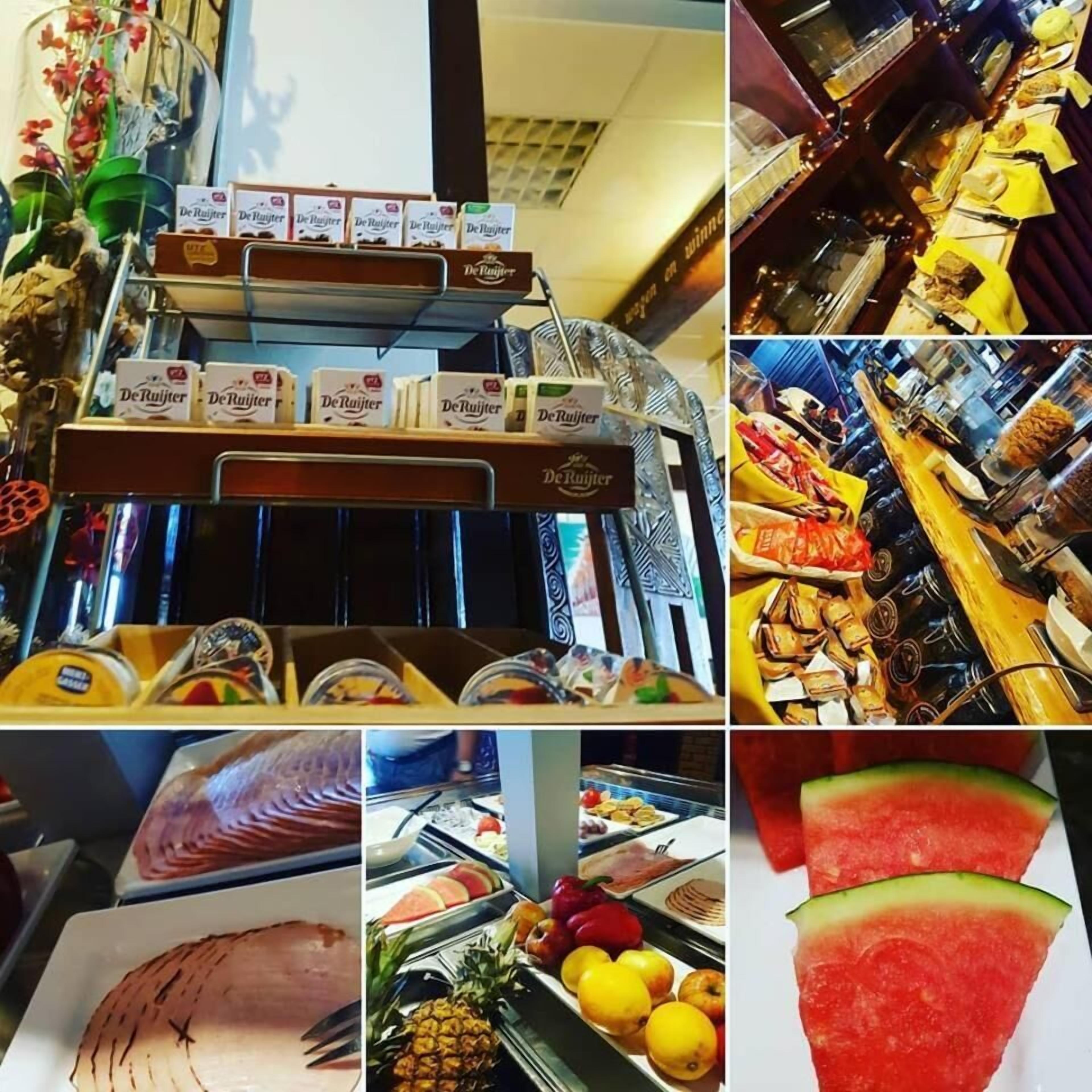 Une variété de produits alimentaires, notamment des fruits, des sandwichs et des produits emballés.