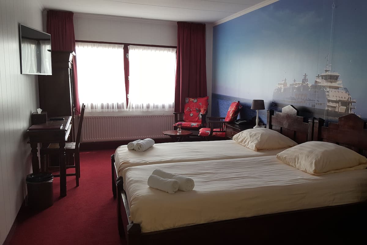 Comfort Double Room | In-room safe, desk, cribs/infant beds