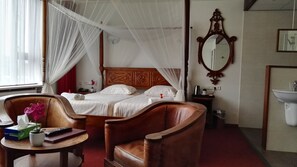 Junior Suite | In-room safe, desk, cots/infant beds