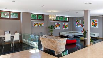 Coin salon dans le hall