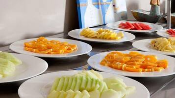 Petit déjeuner buffet (8.50 EUR par personne)