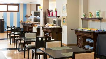 Petit déjeuner et dßner servis sur place, spécialités Cuisine locale