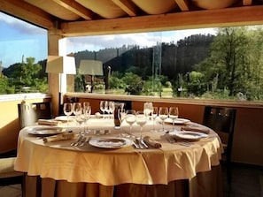 Petit déjeuner et dîner servis sur place, spécialités Cuisine locale