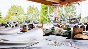 Petit déjeuner et dîner servis sur place, spécialités Cuisine locale