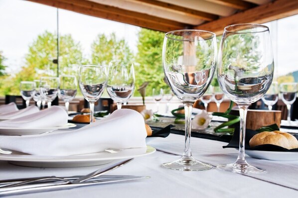 Breakfast and dinner served, local cuisine