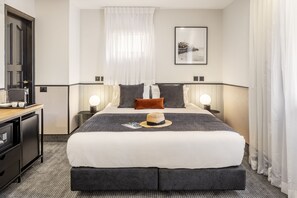 Basic dubbelrum - 1 queensize-säng | Värdeförvaringsskåp på rummet, skrivbord och strykjärn/strykbräda