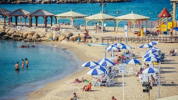 Una spiaggia nelle vicinanze